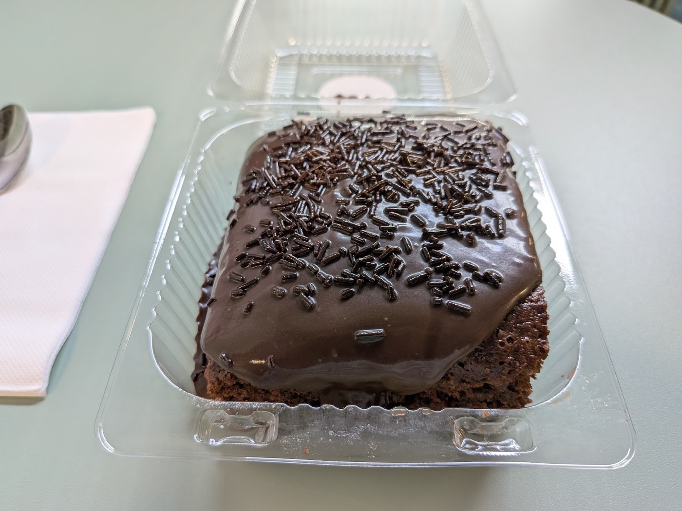Chocolate cake with chocolate sprinkles from Lakcakes